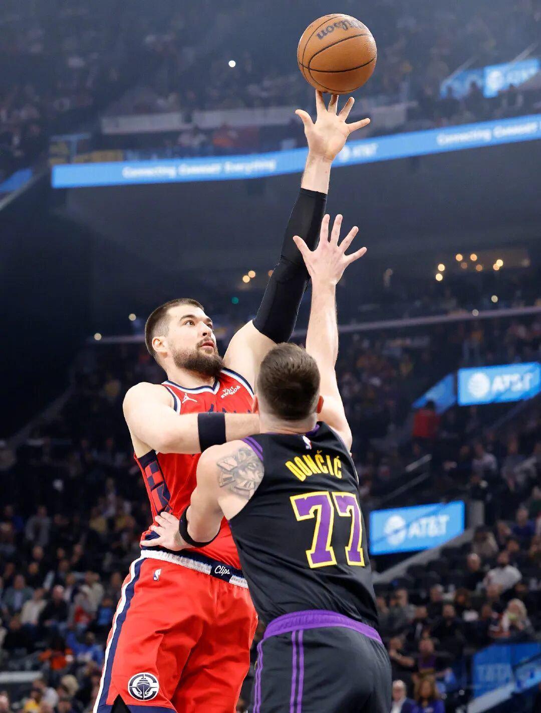 bet365-输快船遭双杀!还好詹姆斯给球队吃定心丸,但想争冠需补强中锋了