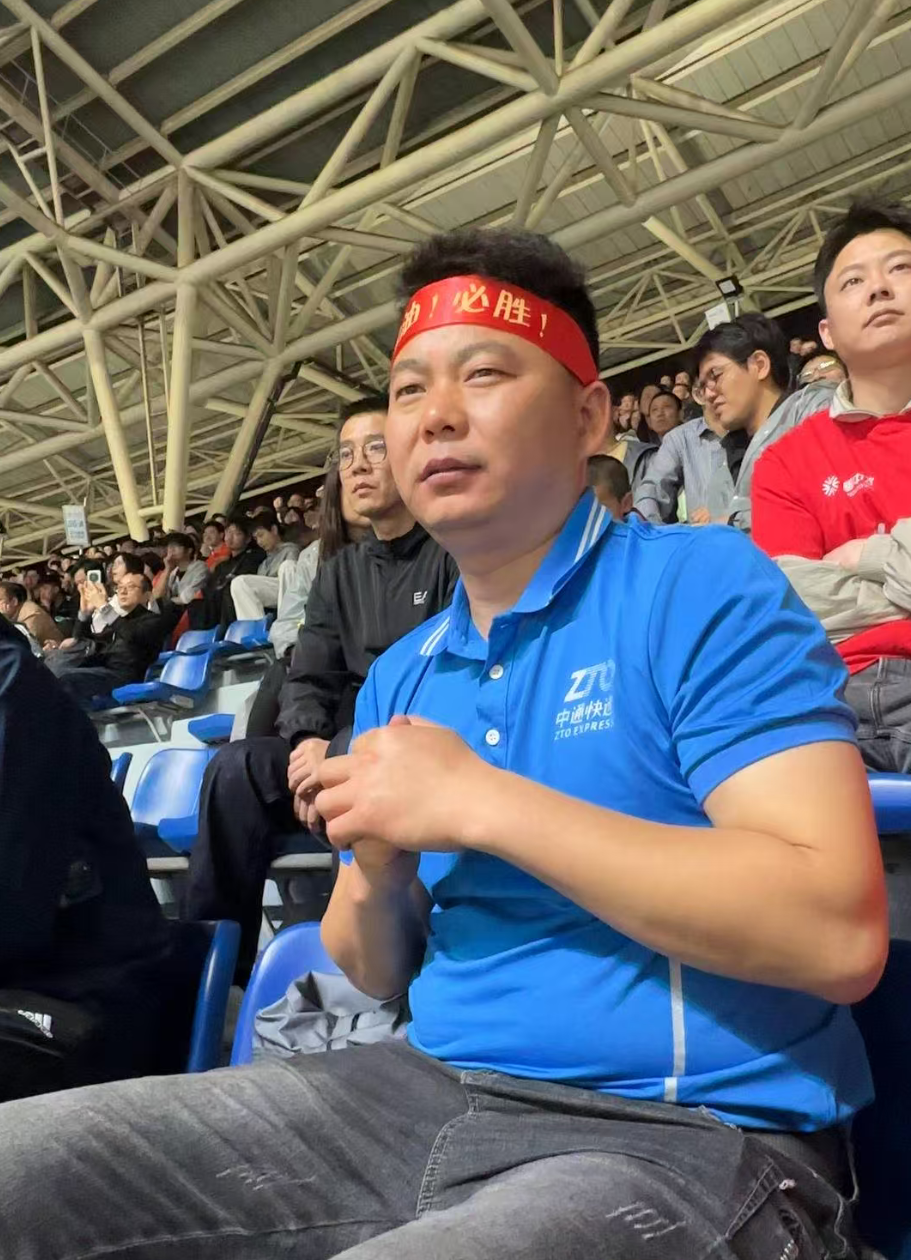 见义勇为的快递小哥受邀看苏超：能来现场终于圆梦了